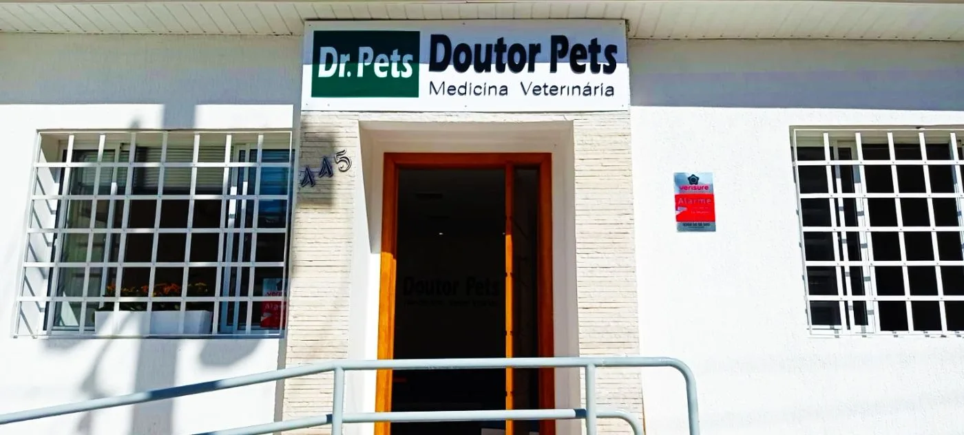 Fachada da Doutor Pets, com o letreiro Dr. Pets — Doutor Pets Medicina Veterinária sobre a entrada