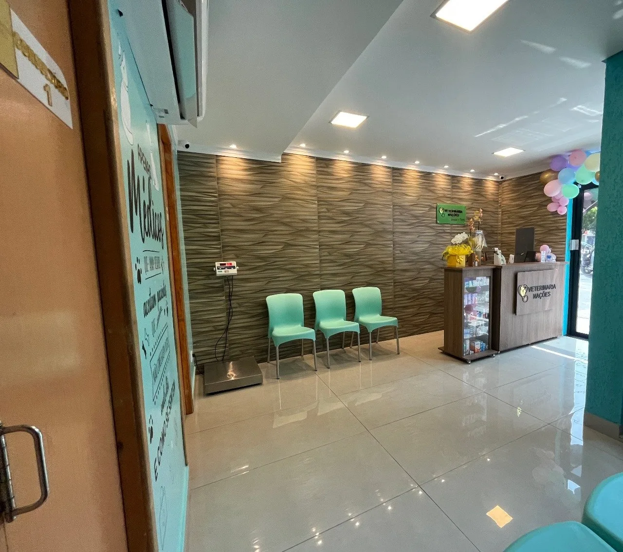 Recepção da Clínica Veterinária Nações, com cadeiras de espera e balcão de atendimento