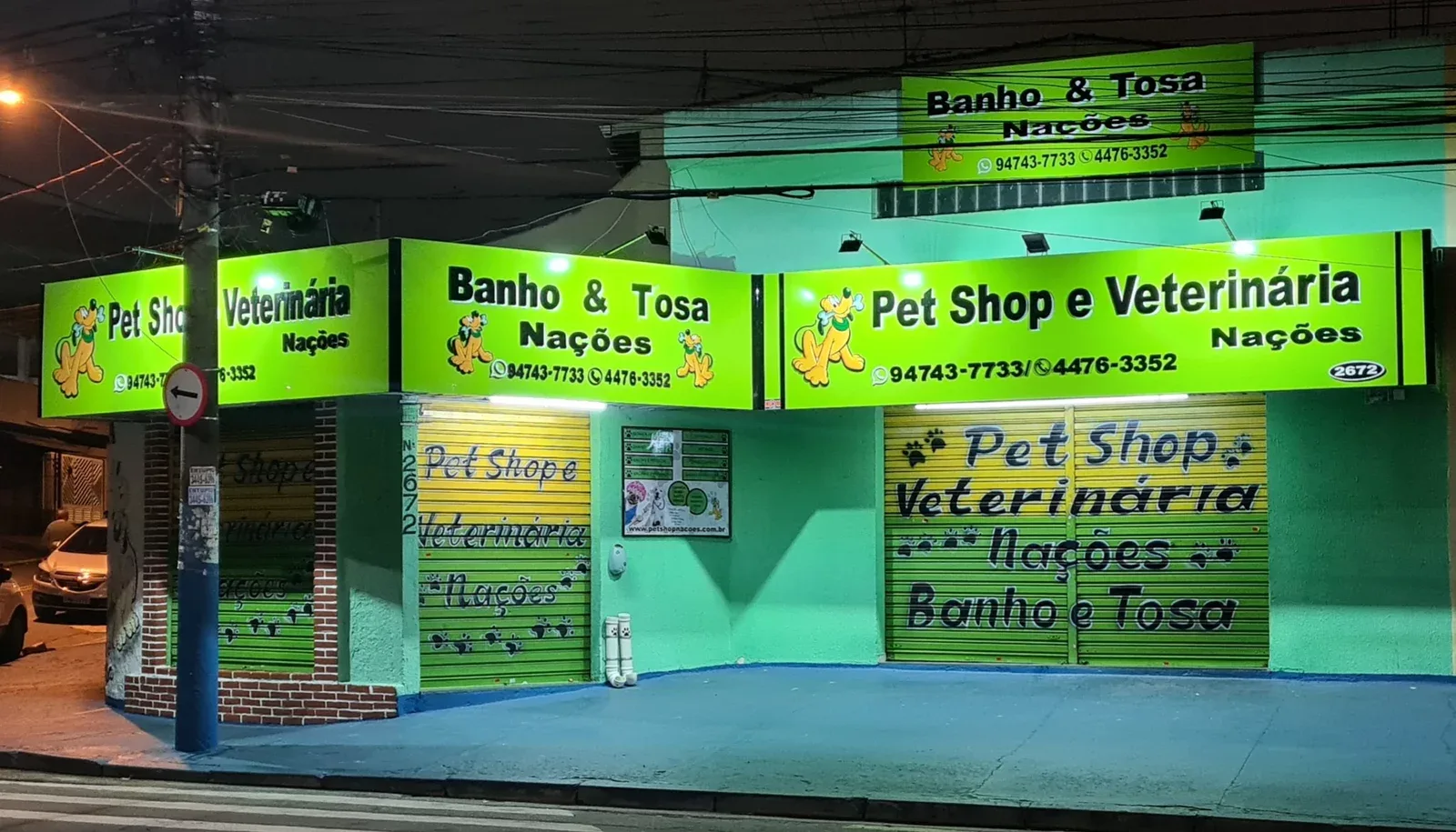 Letreiro iluminado com os dizeres Pet Shop e Veterinária Nações — Banho e Tosa