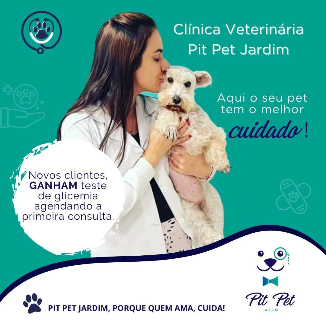 Veterinária da Clínica Veterinária Pit Pet Jardim segurando no colo e beijando um cãozinho branco