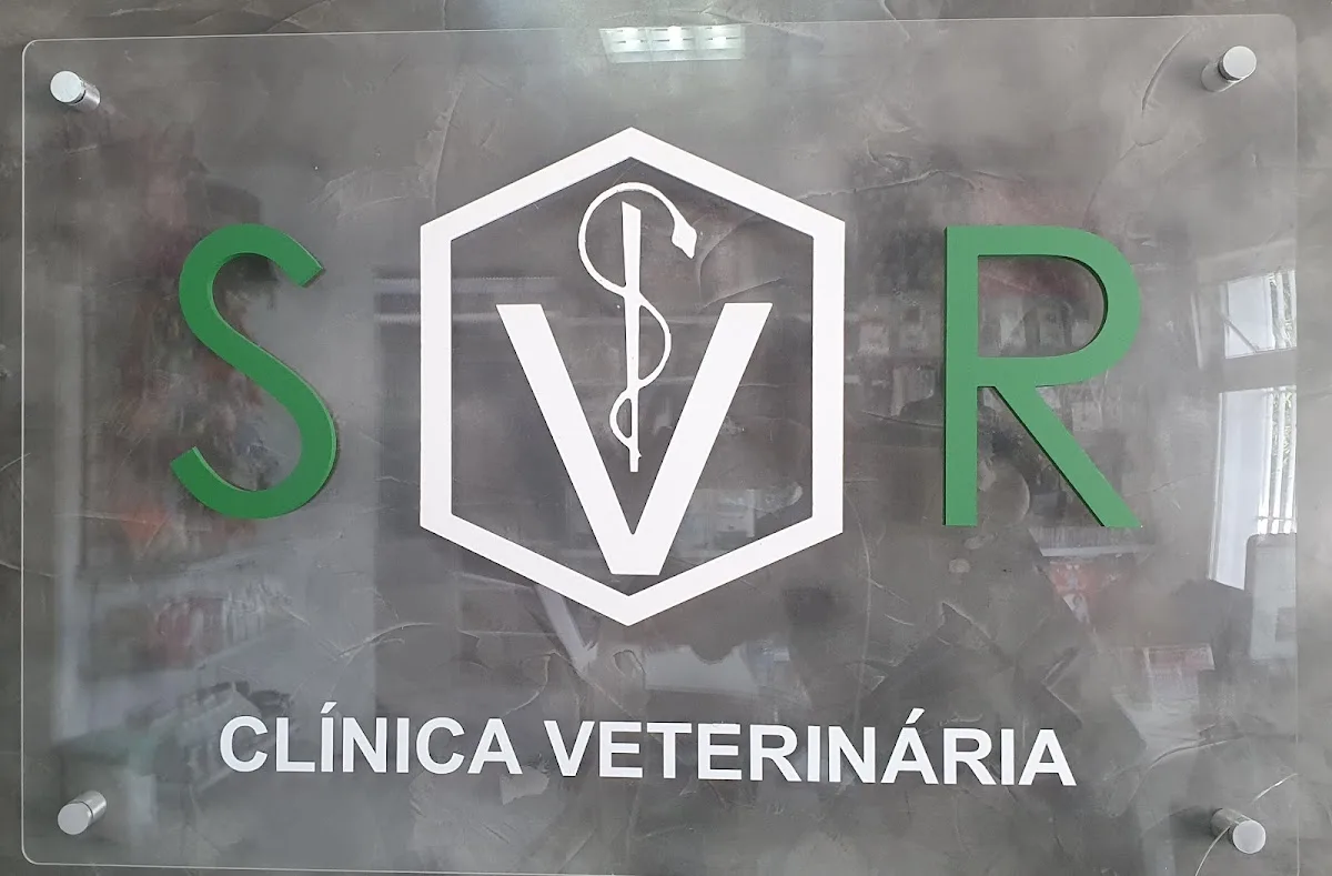 Placa com o logotipo da SVR Clínica Veterinária — foto publicada pela própria clínica no seu perfil do Google